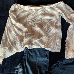 Bell sleeved shoulderless blouse